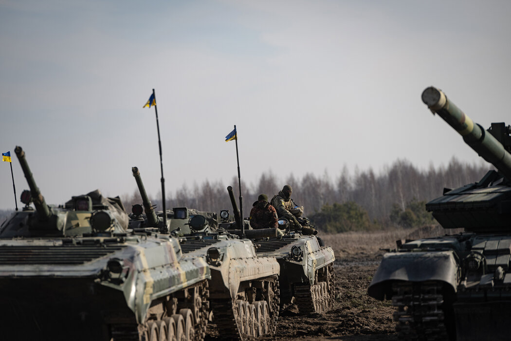 Укранські військові проводять навчання перед вторгненням Росії.